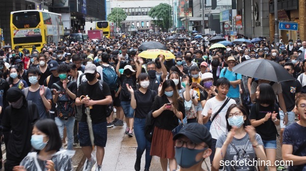 去年8月31日反送中期間，香港島、九龍均爆發大規模示威活動。七名被告今日（31日）接受裁決，法官沈小民宣佈七人全部罪名不成立。圖為去年8月31日的港島區遊行。（圖片來源：李天正/看中國）