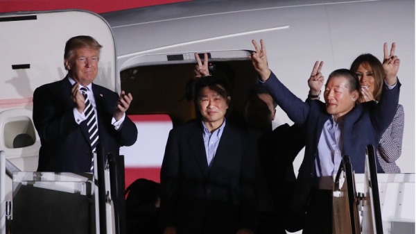 2018年5月，美國總統川普與剛剛被朝鮮釋放的三名美國人。前左三為金東珠