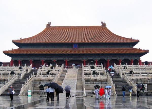 中國傳統建築物的屋脊上為何要安置動物雕飾？