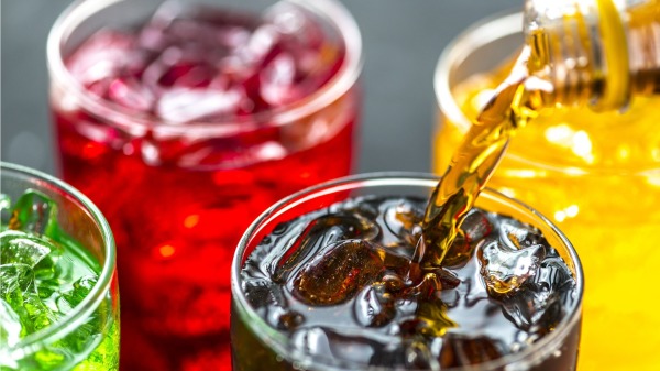 最新研究指出，過量飲用含人工甘味飲料，早死機率會比不喝無糖飲料者高26%，研究結論與方法在美國掀起爭議。