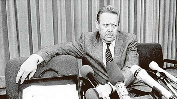 1989年11月9日傍晚，沙博夫斯基在記者招待會上宣布，立即取消對東德人的出境管制。這一句話引發了東德的解體。