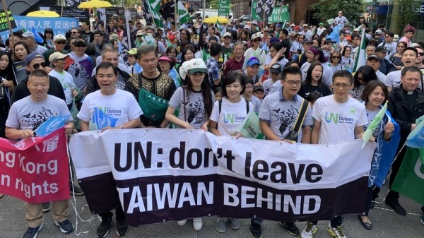 美東台灣社群在紐約曼哈頓舉辦年度遊行，表達加入聯合國的訴求。而且時值香港「反送中」抗爭延燒，參與者用行動力挺港人爭取自由民主。圖為數百名參與者在紐約大學附近的阿斯托廣場集合出發。