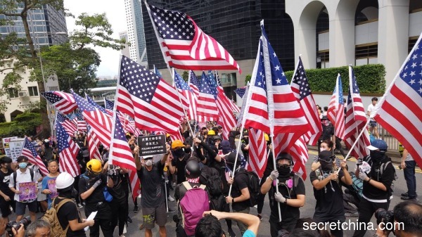 香港“反送中”昨天诉求美国通过香港人权民主法案。港媒分析，北京对此有3大不安；环球时报则发文批评示威者是“求黄鼠狼当保镳”。游行人士高举五个手指，象征“五大诉求，缺一不可”。