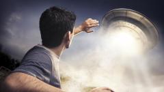 日本少年竟然徒手抓获小型UFO(图)