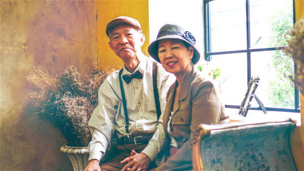 中国人的夫妇观念与现代美国不同，是要“白头偕老”的。