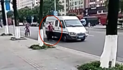 男子疑因遭刮蹭追砸運鈔車被保安擊斃(組圖)