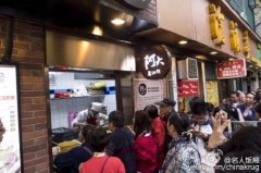 上海阿大蔥油餅重新開業有人感到不公(組圖)