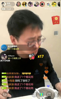 周小平「直播吃土」造假網民：吃的是巧克力粉(圖)