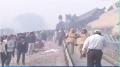 印度火車脫軌現場慘烈車廂砸車廂(圖)