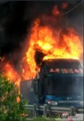 驚險大巴車高速路爆胎火苗七八米高(組圖)