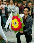 不是吧重慶一男子竟拿著花圈去求婚(組圖)