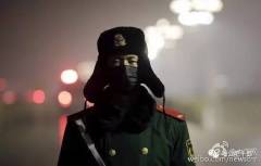戴口罩站岗的武警才是那坨最沉重的雾霾(图)