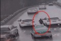 媽媽開車粗心丟兒子7歲娃追車狂跑(組圖)