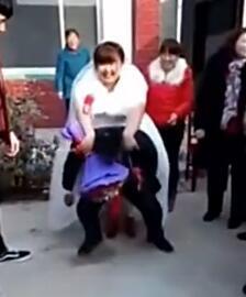 笑噴了新娘太胖新郎死活抱不動(視頻組圖)