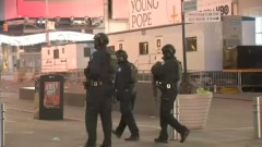 保护水晶球落下纽约7000警察“上天入地”(图)