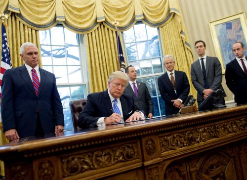 川普签署行政令（图片来源：Getty Images）