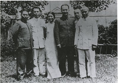 1937年，黃琪翔夫婦同國共合作談判代表周恩來在南京黃宅庭院合影