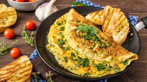 把蛋打入碗中，加些冷水、佐料攪勻再炒，可使炒出的蛋鬆軟可口。