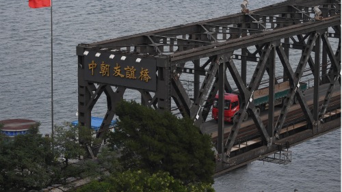 横跨鸭绿江两岸的中朝友谊大桥