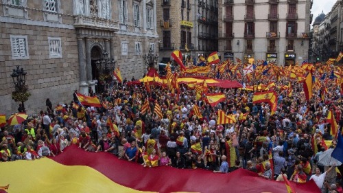 2017年9月30日，反独立示威者在西班牙巴塞罗那举行抗议独立公投。