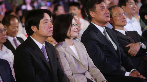 雙十國慶晚會10月9日晚首次在臺中舉辦，總統蔡英文（中）和行政院長賴清德（左）及多位政要親赴現場慶祝。