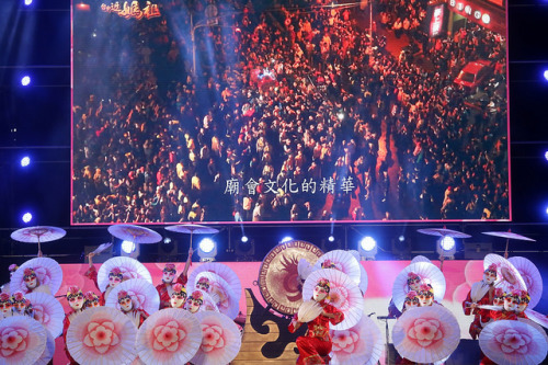 10月9日晚间，热闹非凡的双十国庆晚会现场的精彩节目表演。