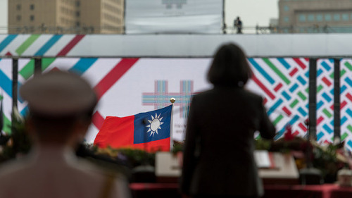 台湾总统蔡英文10月10日在国庆大典上发表演讲，畅谈内政改革创新、两岸和平及政党合作等相关议题。