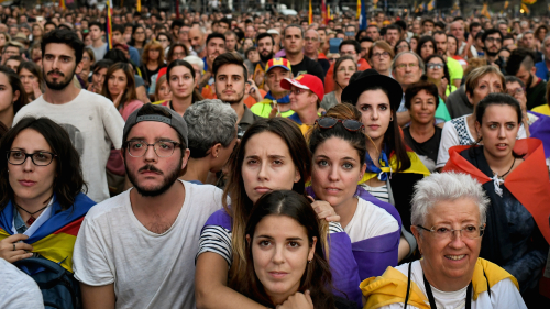 普伊格蒙特今天在加泰隆尼亚议会发表公开演说，场外民众翘首以待。(16:9) 