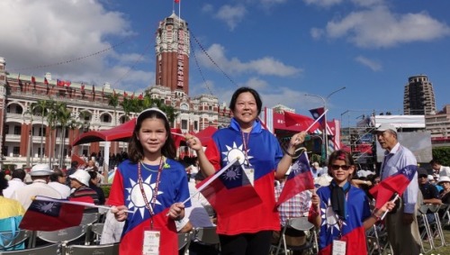 許多民眾搭配國旗服飾出席中華民國2017年國慶大會。