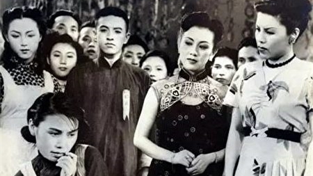 《一江春水向東流》劇照，這部電影上映後，一連在上海接放映三個多月，出現了「滿城爭看一江春」的沸騰景象。