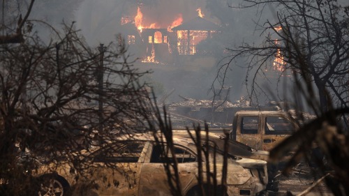 自上週北加州野火爆發到現在至少有40人死亡，大火焚燒了20多萬英畝土地。約有10萬居民從家中撤離。