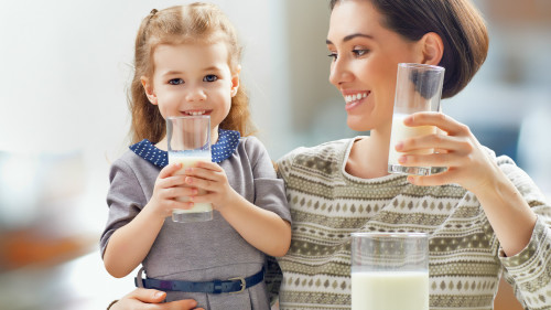牛奶營養豐富、含鈣量高、人體吸收利用率高，是公認的重要補鈣食物的來源。