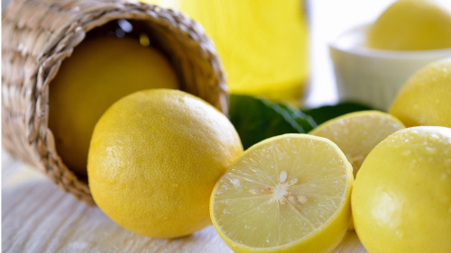 檸檬水可以排除體內有害物質、排毒、清腸。