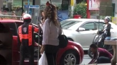 華女發火撞交警踩油逃走再撞摩托車(視頻圖)