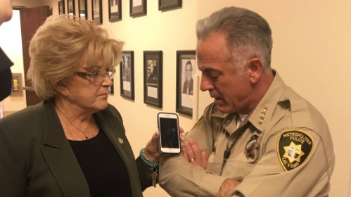拉斯维加斯警长隆巴多在枪击案后与总统川普通电话
