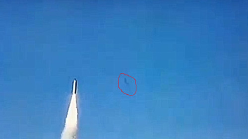 YouTube頻顯示，於朝鮮彈道導彈試射過程中，空中出現一個黑色長方形物體，高速盤旋著，路線相當詭異。