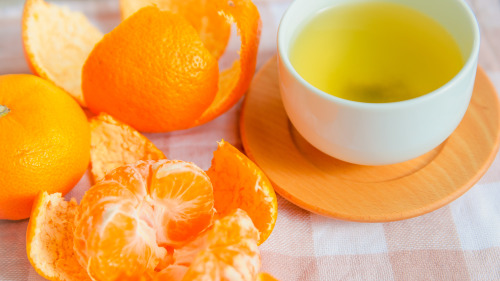 用鲜橘子皮泡开水，饮后可理气消胀、生津润喉。