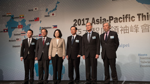 臺灣總統蔡英文日前出席「2017亞太智庫領袖峰會」開幕式，與各國貴賓們合影。