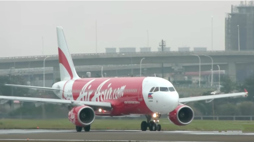 印尼亞洲航空（Indonesia AirAsia）週日有一班從澳洲伯斯飛往印尼峇裡島的客機，因艙壓不夠，于飛行途中急墜2.2萬呎。(16:9) 