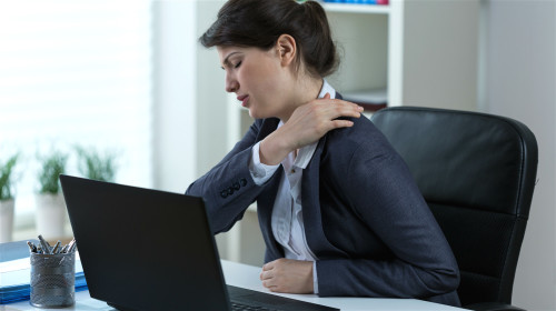 久坐對健康的壞處很多，容易引起肩頸僵硬痠痛等症狀。