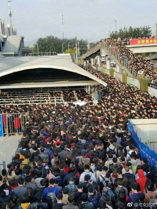 北京地鐵加強安檢，站外數千人排隊（網路圖片）