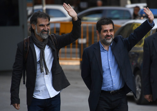 西班牙加泰罗尼亚独立运动2名领导人桑切斯（右）和奎沙特被监禁。