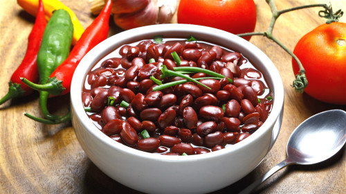 红豆能利尿消肿、补血健脾，是煮“五红汤”的材料之一。