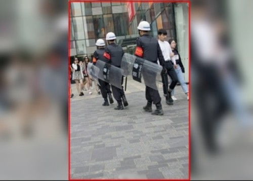 北京街頭有防暴警持盾牌巡邏。