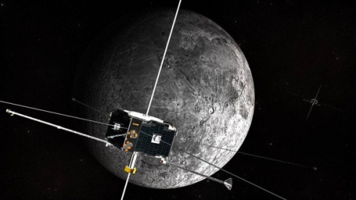 日本宇宙航空研究開發機構（JAXA）於18日公開一個驚人發現，月球地表下有個寬100公尺，長50公里的坑洞。