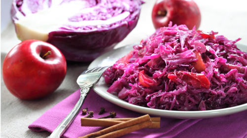 凉拌紫色高丽菜，是一道清凉爽口的凉拌菜。