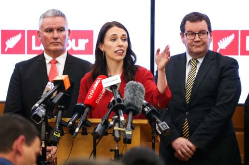 新西兰工党领导人阿德恩（中）出任下届政府总理。