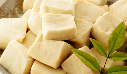 冻豆腐中含有的不饱和脂肪酸，能够降低坏胆固醇，保护皮肤和内脏的健康。