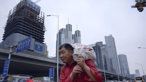 自北京去年3月17日將樓市調控升級後，中國又開啟了新一輪所謂的史上最嚴調控。但事實上一年來，中國的房地產市場產生了嚴重的分化狀態。房地產泡沫和金融風險產生聯動效應，日前，中財辦官員也對此作出表態。