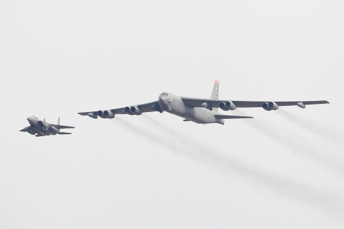 美国B-52轰炸机待命 做好对朝作战准备